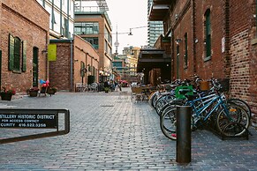 QuickStay - Luxurious 2-Bedroom Condo, Downtown Core