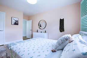 Vibrant Apartment in Forest Hill (Free Parking)