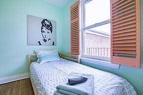 Vibrant Apartment in Forest Hill (Free Parking)