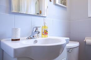 Vibrant Apartment in Forest Hill (Free Parking)