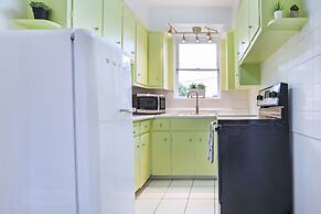 Vibrant Apartment in Forest Hill (Free Parking)