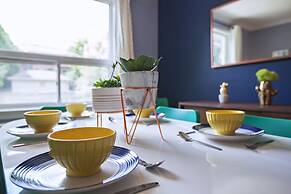 Vibrant Apartment in Forest Hill (Free Parking)