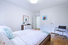Vibrant Apartment in Forest Hill (Free Parking)