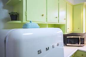 Vibrant Apartment in Forest Hill (Free Parking)