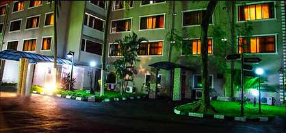 Chesterfield Hotel & Suites