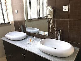 Chesterfield Hotel & Suites