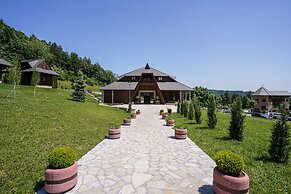 Etno Naselje Vrdnička Kula