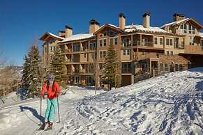 2 Bedroom Ski in, Ski out Luxury Residence Located on Fanny Hill in th