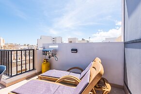 Seashells Penthouse Hot Tub Seaview by Getaways Malta