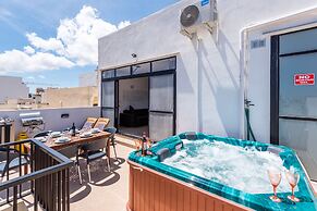Seashells Penthouse Hot Tub Seaview by Getaways Malta
