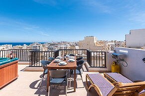 Seashells Penthouse Hot Tub Seaview by Getaways Malta
