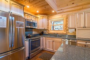 Armstrong Luxury Log Vacation  At Windcliff 4 Bedroom Home by RedAwnin