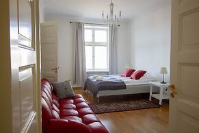 2ndhomes Stunning Top Floor Residence with 2BR & Sauna