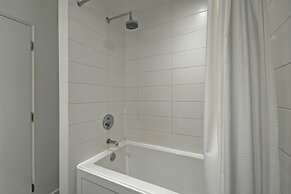 Noel Suites-Gastown