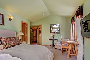 High Point Chateau 4 Bedroom Home by RedAwning