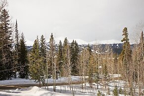 High Point Chateau 4 Bedroom Home by RedAwning