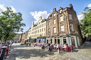 Charming Grassmarket Apartment with Castle View