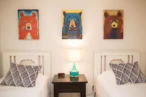 Gorgeous & Modern 3 Br  Plaza 3 Bedroom Condo - No Cleaning Fee! by Re