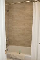 Gorgeous & Modern 3 Br  Plaza 3 Bedroom Condo - No Cleaning Fee! by Re