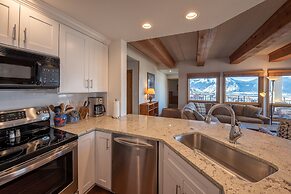 Recently Updated Plaza  3 Bedroom Condo - No Cleaning Fee! by RedAwnin