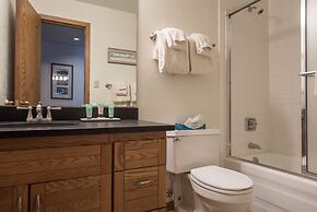 Recently Updated Plaza  3 Bedroom Condo - No Cleaning Fee! by RedAwnin