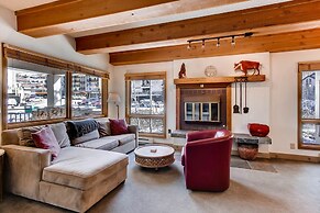 Elegantly Styled Plaza  2 Bedroom Condo - No Cleaning Fee! by RedAwnin