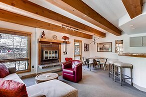 Elegantly Styled Plaza  2 Bedroom Condo - No Cleaning Fee! by RedAwnin