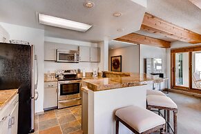 Elegantly Styled Plaza  2 Bedroom Condo - No Cleaning Fee! by RedAwnin