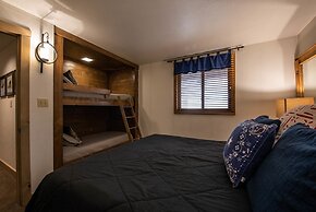 Elegantly Styled Plaza  2 Bedroom Condo - No Cleaning Fee! by RedAwnin