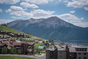 Lovely Modern Plaza Condo - No Cleaning Fee! by RedAwning