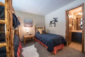 Lovely Modern Plaza Condo - No Cleaning Fee! by RedAwning