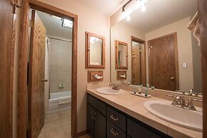 Lovely Modern Plaza Condo - No Cleaning Fee! by RedAwning