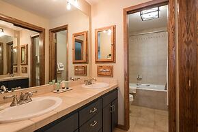 Lovely Modern Plaza Condo - No Cleaning Fee! by RedAwning