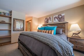 Lovely Modern Plaza Condo - No Cleaning Fee! by RedAwning