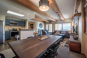 Lovely Modern Plaza Condo - No Cleaning Fee! by RedAwning