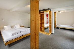 Hirschen Guesthouse - Village Hotel