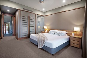 Yacht Club Villa 33-Serenity-Ocean Views with Golf Buggy