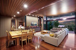 Yacht Club Villa 33-Serenity-Ocean Views with Golf Buggy