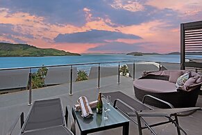 Yacht Club Villa 33-Serenity-Ocean Views with Golf Buggy