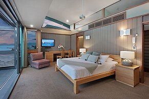 Yacht Club Villa 33-Serenity-Ocean Views with Golf Buggy