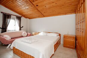 Cuhadar Ahsap Evleri