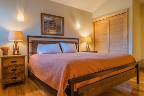 Private Home With A Beautiful Mountain Vista - Woods24 by RedAwning