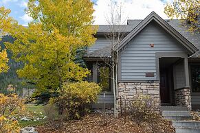 Private Home With A Beautiful Mountain Vista - Woods24 by RedAwning