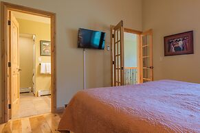 Private Home With A Beautiful Mountain Vista - Woods24 by RedAwning