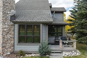 Private Home With A Beautiful Mountain Vista - Woods24 by RedAwning