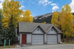 Private Home With A Beautiful Mountain Vista - Woods24 by RedAwning