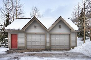 Private Home With A Beautiful Mountain Vista - Woods24 by RedAwning