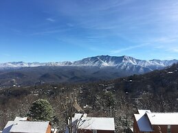 Smoky Top Summit 2 Bedroom Condo by RedAwning