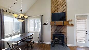 Smoky Top Summit 2 Bedroom Condo by RedAwning