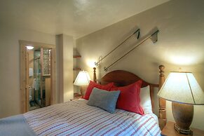 127 Ridgepoint 3 Bedroom Townhouse by RedAwning